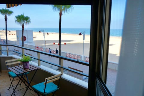 Victoria Beach Sunset Lounge Apartment in Cadiz