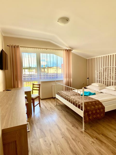 Communal lounge/ TV room, Bed, TV and multimedia, Photo of the whole room, Bedroom, towels