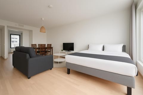 City Home Finland Big Luxury Suite - Spacious Suite with Own SAUNA, One Bedroom and Furnished Balcony next to Train Station Apartment in Finland