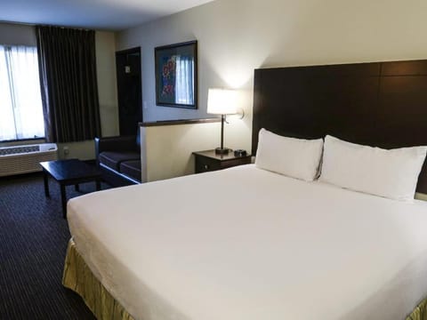 Oxford Suites Portland - Jantzen Beach Hotel in Vancouver