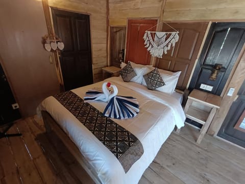 Yogi Beach Cabin Bed and Breakfast in Abang