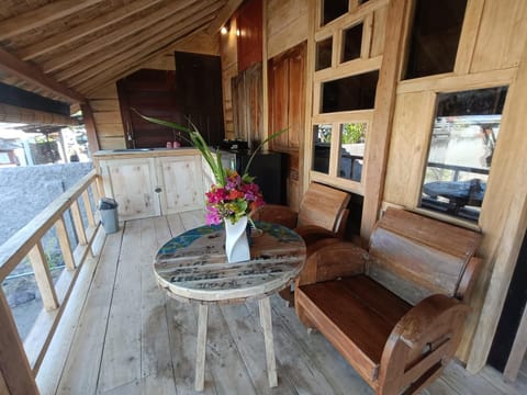 Yogi Beach Cabin Bed and Breakfast in Abang