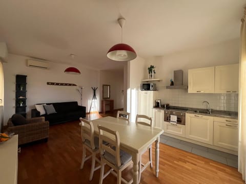 Kitchen or kitchenette, Living room, Seating area, Dining area, oven