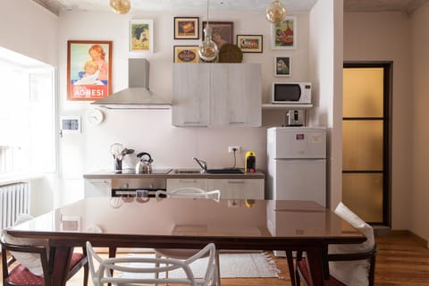 Kitchen or kitchenette, Dining area