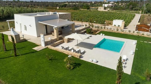 Property building, Day, Natural landscape, Bird's eye view, Garden, Garden view, Pool view, Swimming pool, sunbed