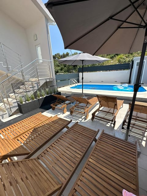 Villa Milena-with a pool Apartamento in Trogir