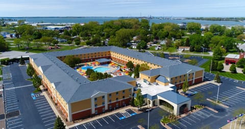 Facade/entrance, Bird's eye view