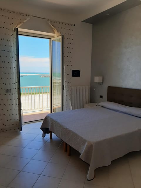 Photo of the whole room, Sea view