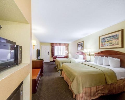 Econo Lodge Inn & Suites Hotel in Eagle Pass