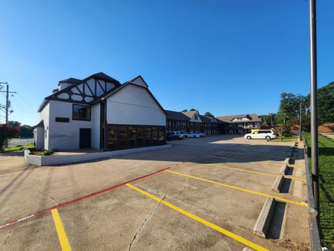 Property building, Neighbourhood, Street view, Location, Parking