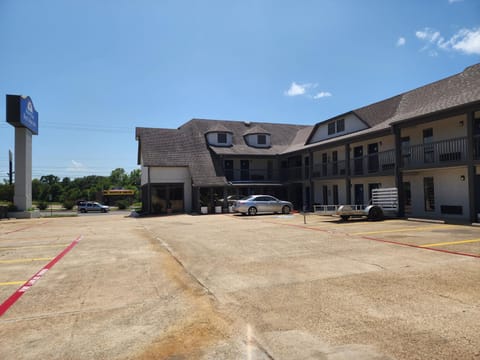 Property building, Neighbourhood, Street view, Location, Parking