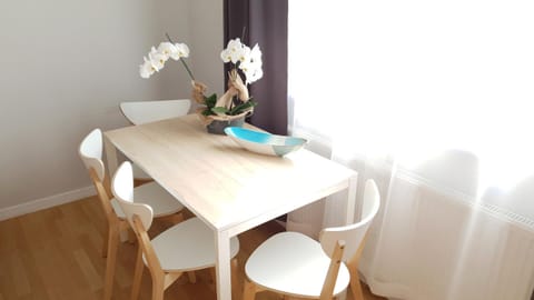 Staff, Activities, Food and drinks, Photo of the whole room, Decorative detail, Family