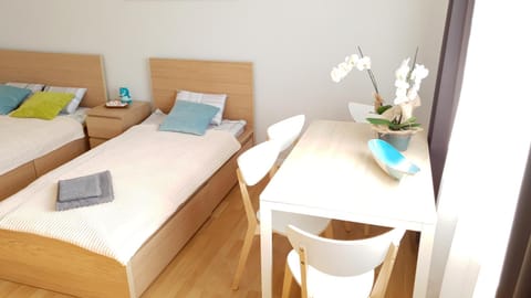 Staff, Bed, Activities, Photo of the whole room, Decorative detail, Bedroom, Family