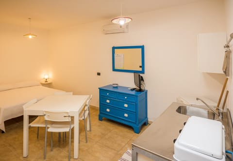 Bed, TV and multimedia, Kitchen or kitchenette, Living room, Photo of the whole room, Dining area