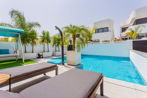 STYLISH VILLA 2018,POOL,3B.R.WIFI,NETFLIX Villa in Vega Baja del Segura