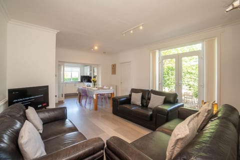 Dwellcome Home Ltd 5 Bed 2 and half Bath Aberdeen House - see our site for assurance House in Aberdeen