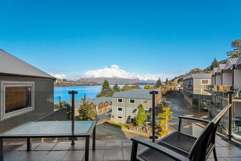 Lakefront Living - 4 Bedrm Apartment Alpine Vilage Condo in Queenstown