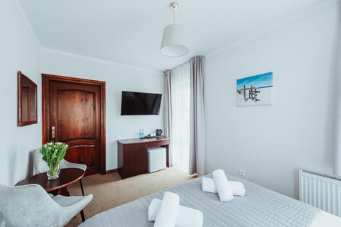 Bed, TV and multimedia, Living room, Photo of the whole room, Seating area, Bedroom, Area and facilities, hair dresser, towels