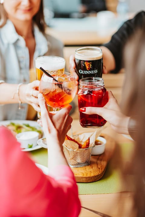 Restaurant/places to eat, People, Food and drinks, Food, Breakfast, Continental breakfast, Buffet breakfast, Lunch, Dinner, Drinks, group of guests