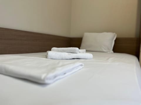 Bed, towels