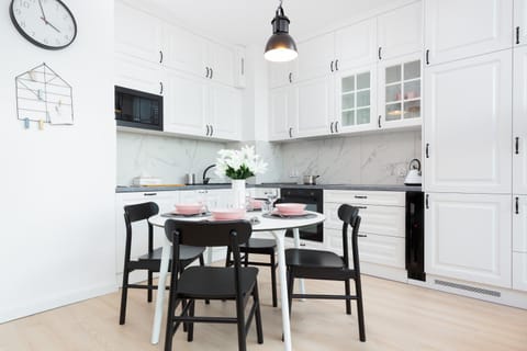 Kitchen or kitchenette, Dining area