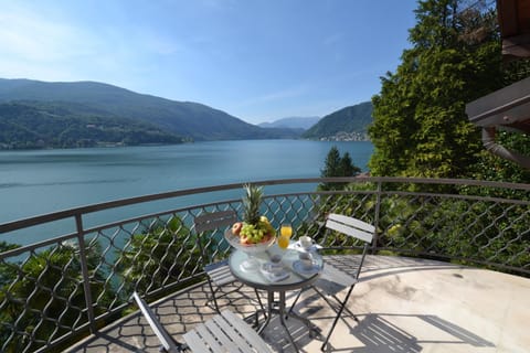 Natural landscape, View (from property/room), Balcony/Terrace, Lake view, Mountain view