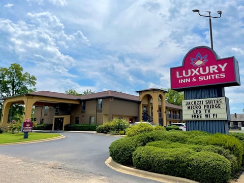 Luxury Inn & Suites Motel in Selma