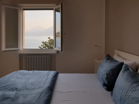 Bed, Photo of the whole room, Bedroom, Lake view, Mountain view