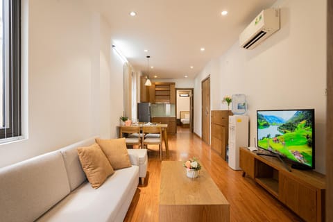 TV and multimedia, Living room, Seating area, air conditioner