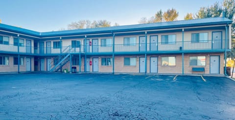 Travelodge by Wyndham Wall Hotel in Pennington County
