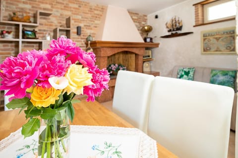 Day, Living room, Decorative detail, Dining area