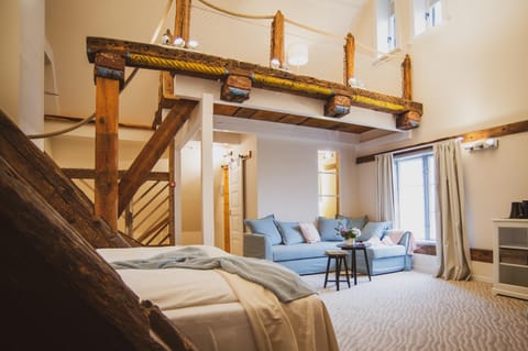 Bed, Living room, Photo of the whole room, Seating area, Bedroom, Landmark view