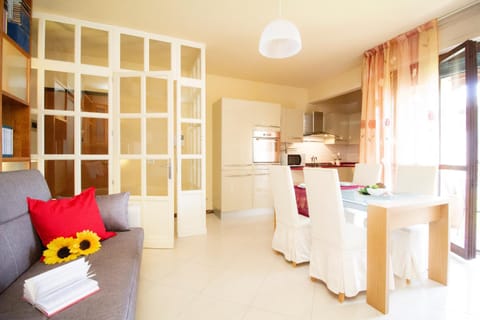 Kitchen or kitchenette, Living room, Seating area, Dining area