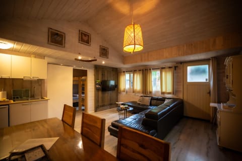 TV and multimedia, Kitchen or kitchenette, Living room, Seating area