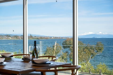 Linger Lakeside Villa in Taupo