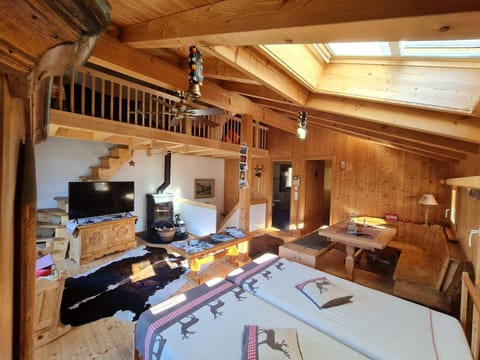 Photo of the whole room, Decorative detail