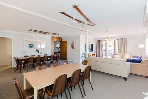 Blizzard Bunny Lodge 43 Gippsland Street Casa in Jindabyne