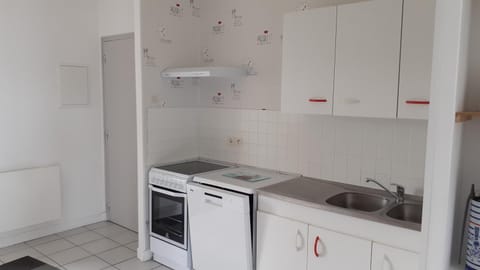 Kitchen or kitchenette, dishwasher, stove