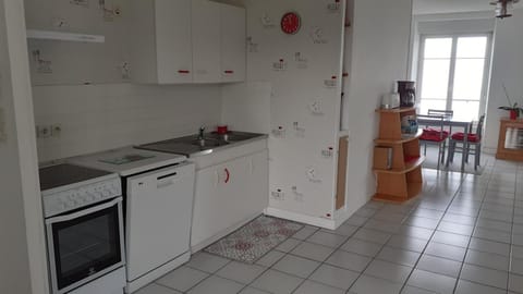 Kitchen or kitchenette, dishwasher, stove