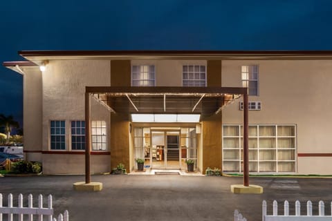 Belmont Inn & Suites Hotel in Florida City