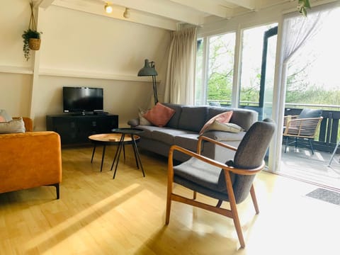 Communal lounge/ TV room, TV and multimedia, Living room, Seating area, Evening entertainment