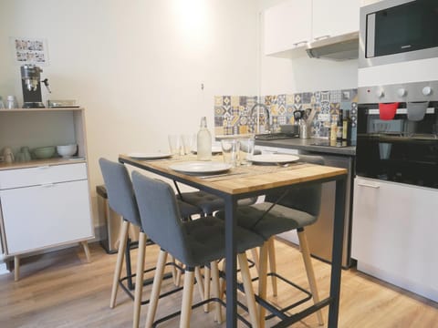 Kitchen or kitchenette, Dining area