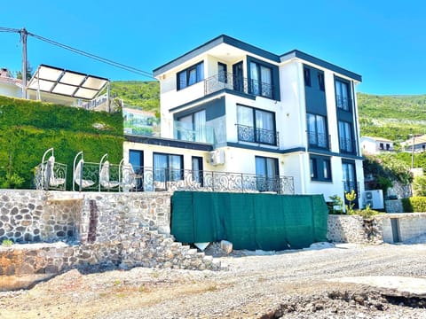 Property building, Facade/entrance, Balcony/Terrace