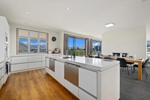 Infinity Views - Modern Wanaka Holiday Home House in Wanaka