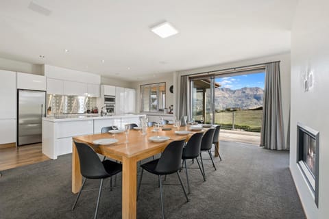 Infinity Views - Modern Wanaka Holiday Home House in Wanaka