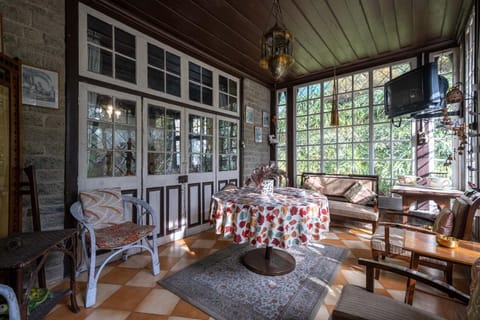 StayVista at Northwood Cottage with Vintage Luxury Chalet in Himachal Pradesh