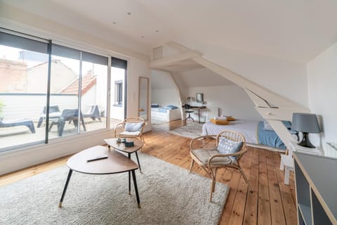 Photo of the whole room, Bedroom