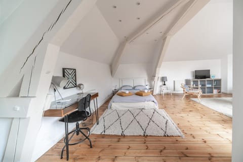 Photo of the whole room, Bedroom