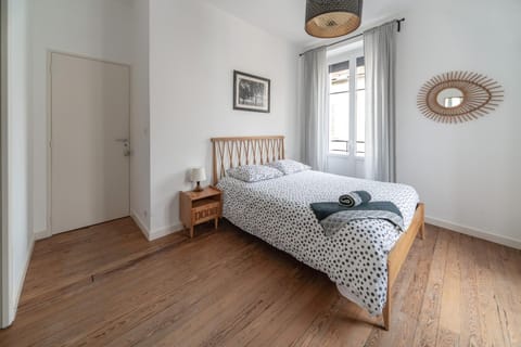 Photo of the whole room, Bedroom