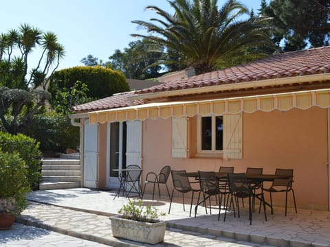 Bright villa in Sainte Maxime with private pool Villa in Sainte-Maxime